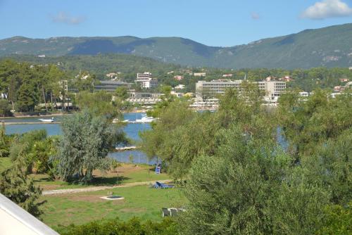 达西亚Saint Nicholas Beach Resort的享有湖泊和山脉的城市美景