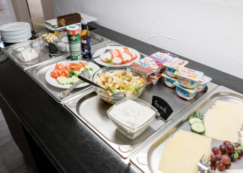 - un buffet avec de la nourriture sur une table dans l'établissement Hanse Hotel Buxtehude, à Buxtehude