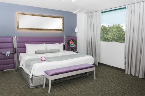 Cama ou camas em um quarto em Crowne Plaza Toluca - Lancaster, an IHG Hotel