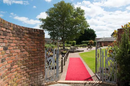 - un tapis rouge à l'entrée d'un jardin dans l'établissement Barton Manor Hotel & Spa; BW Signature Collection, à Preston