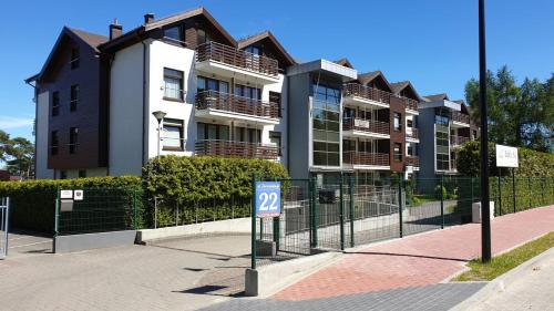 un bâtiment avec un panneau devant lui dans l'établissement Angel Apartament, à Władysławowo