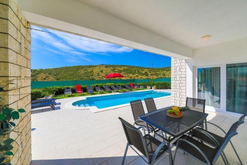 A piscina localizada em Villa Olivia Trogir ou nos arredores