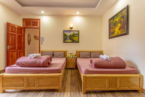 Tempat tidur dalam kamar di Anh Trang Homestay