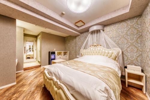 Кровать или кровати в номере Hotel Luna Ibaraki(Adult Only)