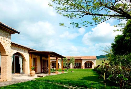 een uitzicht op een huis met een tuin bij Agriturismo Le Cascatelle in Saturnia