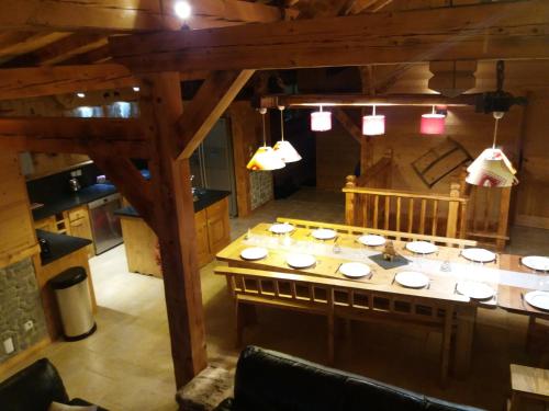 einen Blick über ein Esszimmer mit einem Tisch in der Unterkunft Chalet la scie in Samoëns