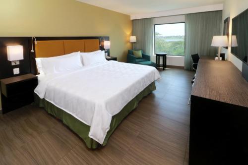 Giường trong phòng chung tại Holiday Inn Tampico-Altamira, an IHG Hotel