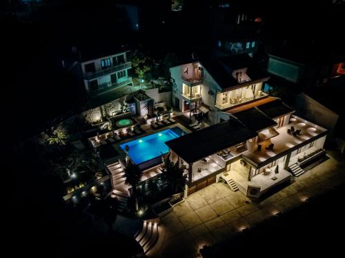 eine Luftansicht eines Hauses mit Pool in der Nacht in der Unterkunft Apartments Secret Garden in Ulcinj