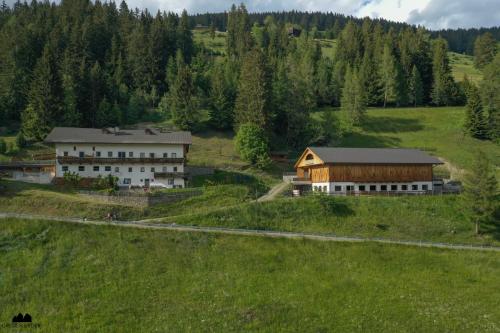 vista aerea di un edificio in un campo di Wegscheiderhof a Dobbiaco