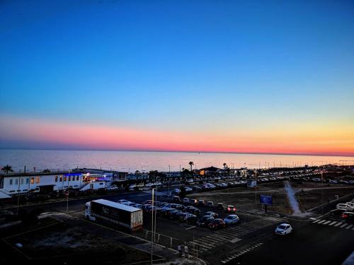 parking przy oceanie o zachodzie słońca w obiekcie Hotel Bellavista w mieście Lido di Ostia