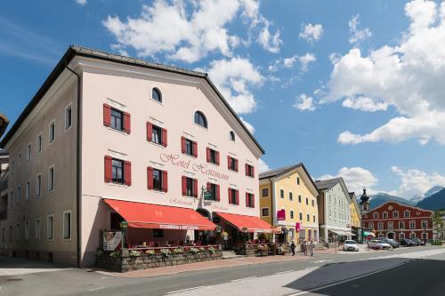 - un grand bâtiment blanc dans une rue de la ville dans l'établissement Hotel Heitzmann, à Mittersill