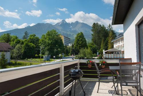 einen Balkon mit Stühlen und Bergblick in der Unterkunft Vila Mala Marta in Tatranská Lomnica