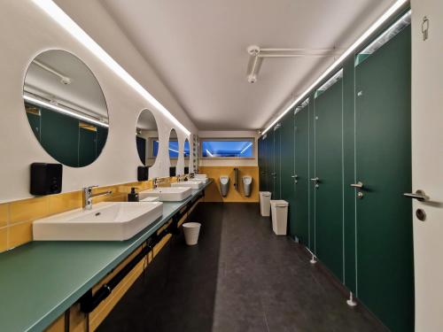 Ett badrum på Green Marmot Capsule Hotel Zürich