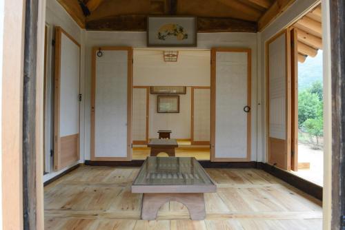 een kamer met een tafel in het midden van een huis bij Jukheon Traditional House in Andong