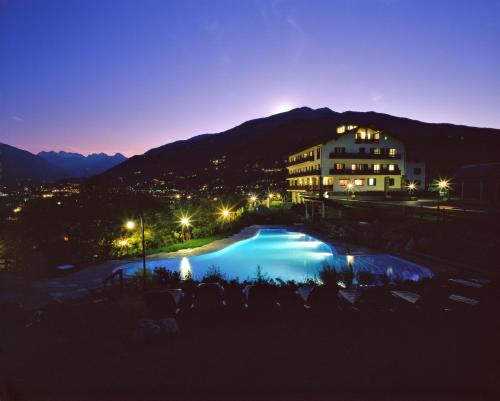 - Vistas a un hotel con piscina por la noche en Hotel Milleluci, en Aosta