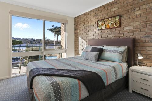 מיטה או מיטות בחדר ב-Lakeside Holiday Apartments Merimbula