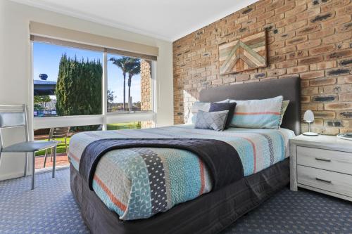 מיטה או מיטות בחדר ב-Lakeside Holiday Apartments Merimbula