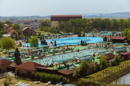 una vista sull'alto di una grande piscina con persone di Apollo Wellness Club a Sângeorgiu de Mureș