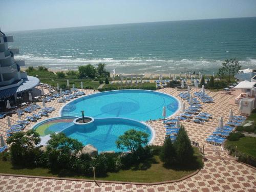 Swimming pool sa o malapit sa Sineva Beach Hotel - All Inclusive