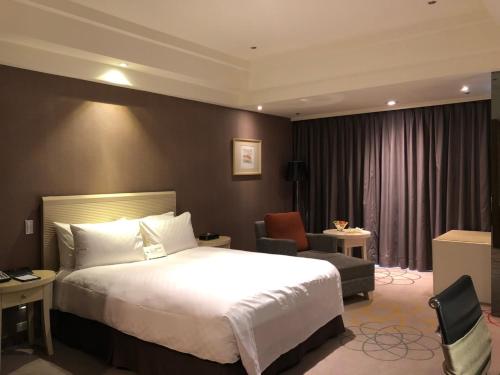 A bed or beds in a room at Hotel Royal Hsinchu