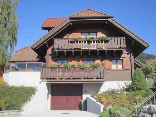 ein Haus mit einem Balkon mit Blumen darauf in der Unterkunft k&k Residenz in Bad Mitterndorf