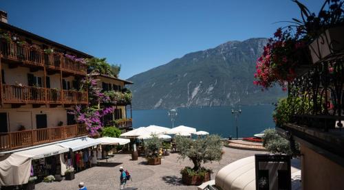 un gruppo di edifici con vista sul lago di Garni Gianmartin a Limone sul Garda