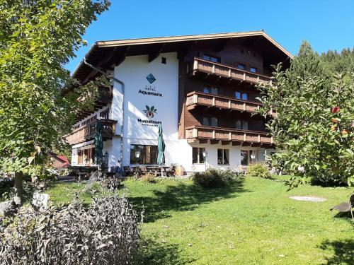 un hotel en medio de un parque con árboles en Hotel Aquamarin, en Bad Mitterndorf