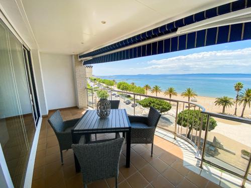 d'un balcon avec une table et des chaises et une vue sur la plage. dans l'établissement Roses Casc Antic SL Avda Rodhe, à Roses