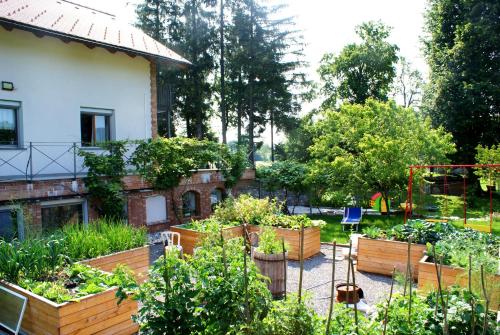 einen Garten vor einem Haus mit Holzkisten in der Unterkunft Apartments Leni in Postojna