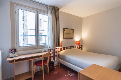 Säng eller sängar i ett rum på Hotel Ours Blanc - Place Victor Hugo