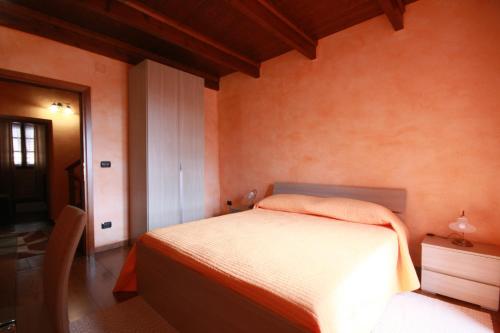 a bedroom with a bed in a room with orange walls at B&B Linu Ruiu in Santu Lussurgiu