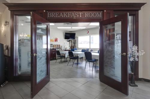 Ramada by Wyndham Nisku Edmonton Airport tesisinde bir restoran veya yemek mekanı