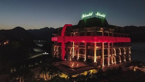 un edificio con un cartel encima por la noche en Hotel Splendid, en Baveno