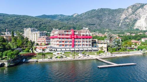 un gran edificio rojo en medio de un cuerpo de agua en Hotel Splendid, en Baveno