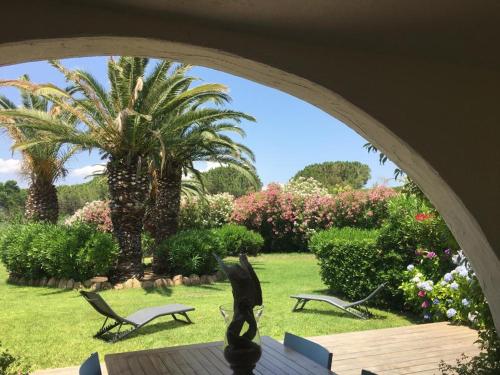 a statue sitting on a table in a garden at Villa 8 au Village Marin in Porto-Vecchio