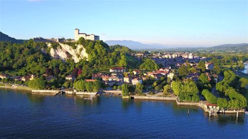 アンジェーラにあるHotel Dei Tigliの水上の丘の上の町の空中風景