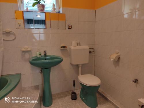 Fox Apartmanok tesisinde bir banyo