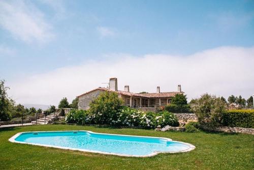 una casa con piscina en el patio en Casas de Pedra - Quinta da Escola, en Alvados