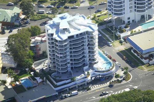 una vista aérea de un gran edificio blanco con piscina en Silver Sapphire on Sixth Penthouse, en Maroochydore