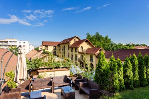 Elle offre une vue sur un jardin doté de bancs et d'un parasol. dans l'établissement Pension Passion, à Târgu-Mureş