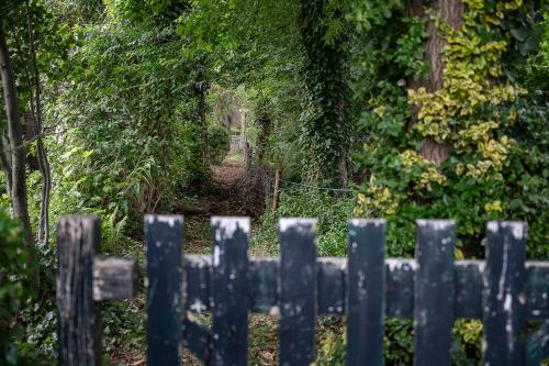 een houten hek voor een tuin bij Gieters Geluk in Giethoorn