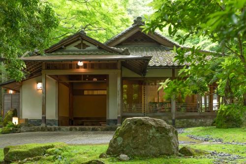 een huis met een rots ervoor bij Tsukihitei in Nara