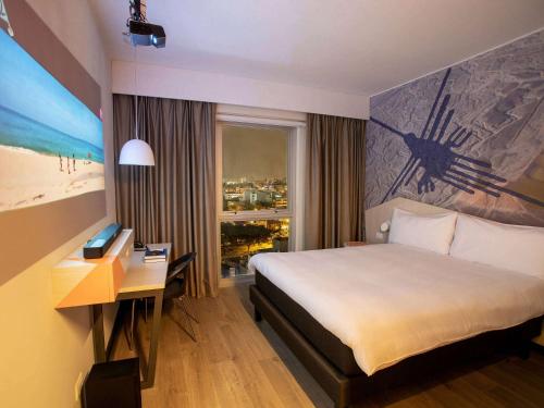 A bed or beds in a room at ibis Styles Lima Benavides Miraflores