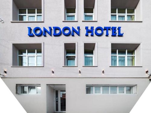 un panneau à l'avant d'un hôtel londonien dans l'établissement London Hotel, à Constanţa