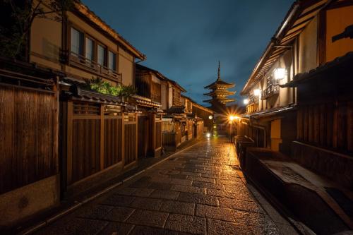 京都市にあるケンプトン清水バケーションレンタルの夜の建物と塔のある路地