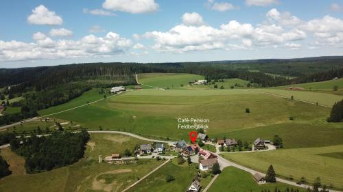 una vista aérea de un campo verde con casas en Café-Pension Feldbergblick, en Titisee-Neustadt