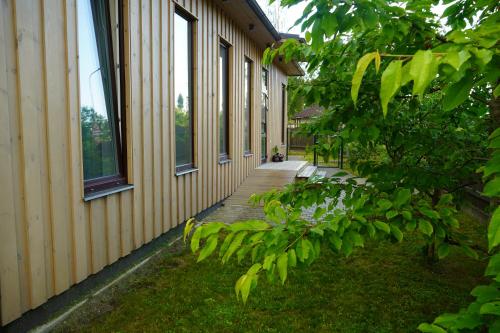 una pasarela junto a un edificio con un perro a lo lejos en Dizaina apartamenti Saules koks, en Sigulda