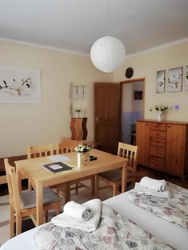 Rúm í herbergi á Csilla Apartman