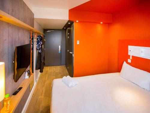 A bed or beds in a room at ibis budget Beauvais Aeroport