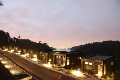 een rij tiny houses 's nachts met verlichting bij Pura Lodge in Concepción